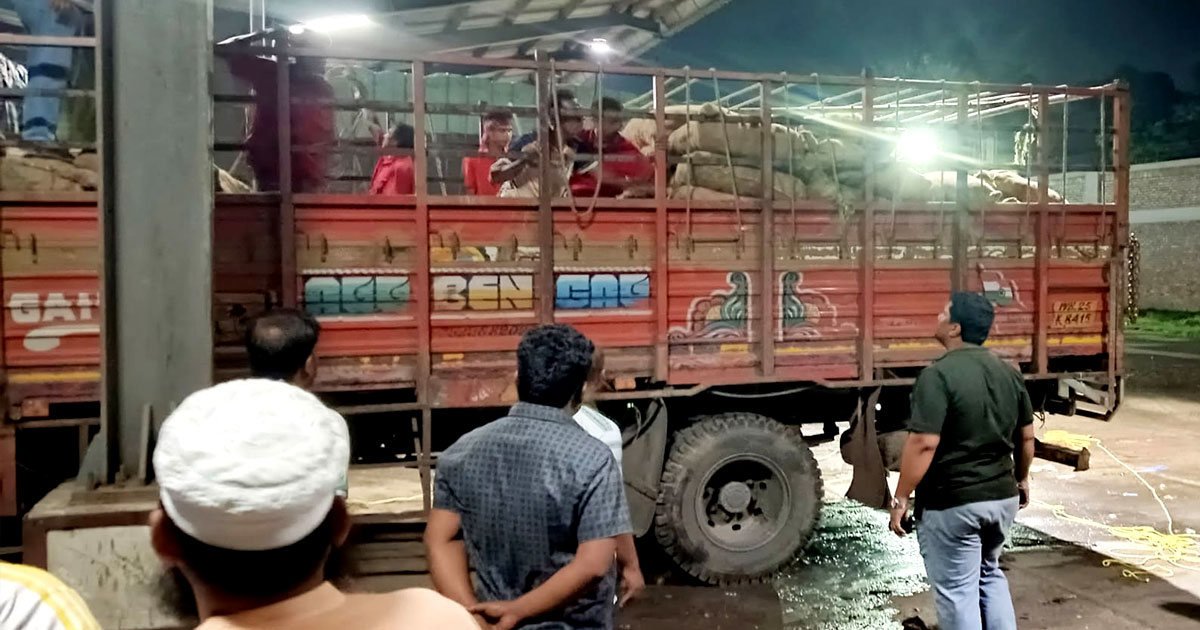 বেনাপোল স্থলবন্দরে পণ্য পাচার : আনসার সদস্যসহ ১১ জনের বিরুদ্ধে মামলা