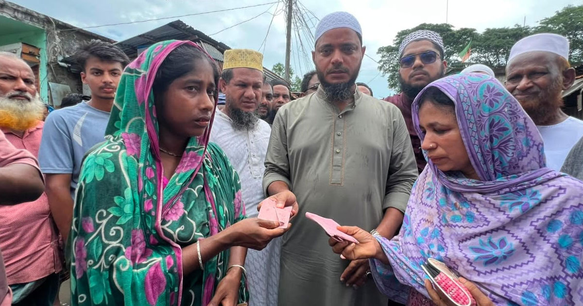 আগুনে নিঃস্ব ৬ পরিবারের পাশে এমপি মাসুদ, দিলেন নগদ টাকা-টিন-চাল