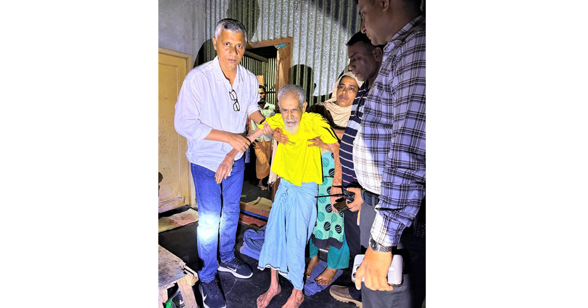 রাস্তায় ফেলে যাওয়া শতবর্ষী বৃদ্ধের দায়িত্ব নিলেন প্রতিমন্ত্রী টুকু