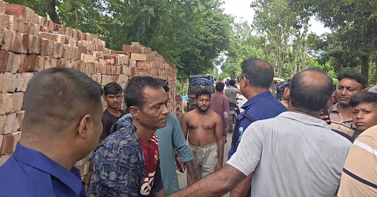ধর্মীয় অবমাননার অভিযোগে বিক্ষোভ, গ্রেপ্তারের দাবি
