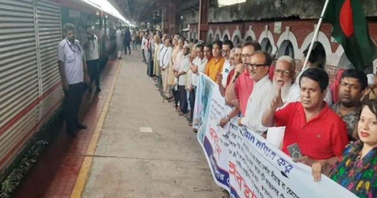 প্রভাতী ট্রেনের দাবিতে যশোর রেলস্টেশনে অবস্থান