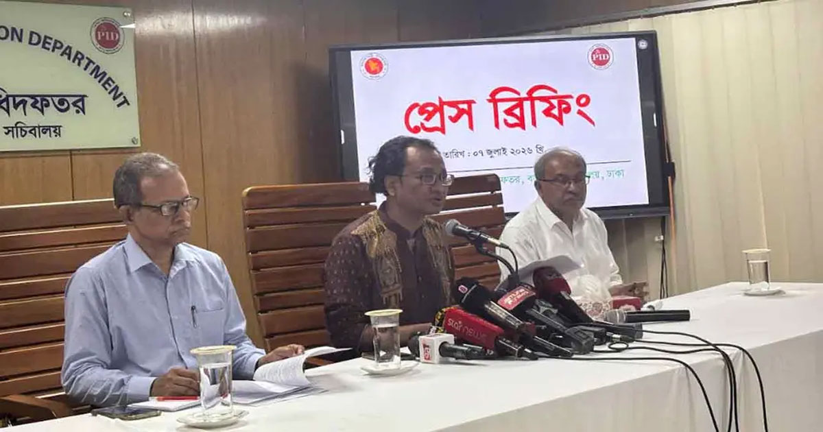 সাভারে বিস্ফোরণ নিয়ে নাহিদের বক্তব্য রাজনৈতিক, তদন্ত চলছে: প্রধানমন্ত্রীর তথ্য উপদেষ্টা
