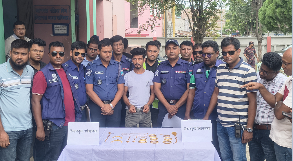 গাংনীতে মাটির নিচ থেকে চুরি হওয়া স্বর্ণালংকার উদ্ধার, গ্রেফতার ১