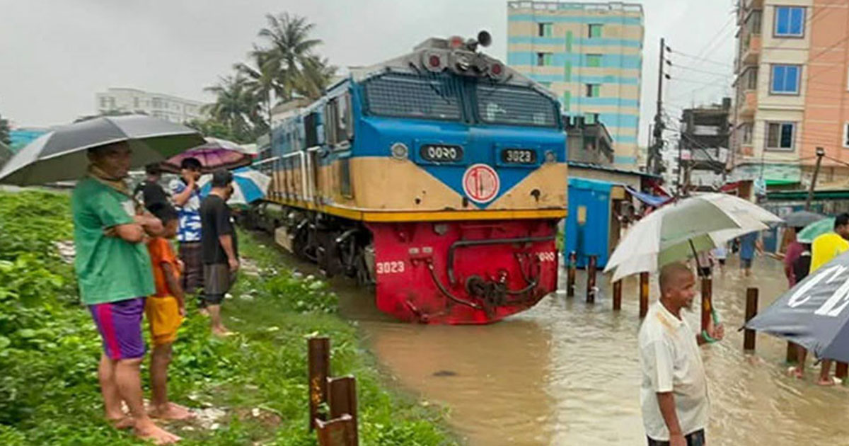 তলিয়ে গেছে রেললাইন: স্টেশনে আটকা দুই ট্রেন