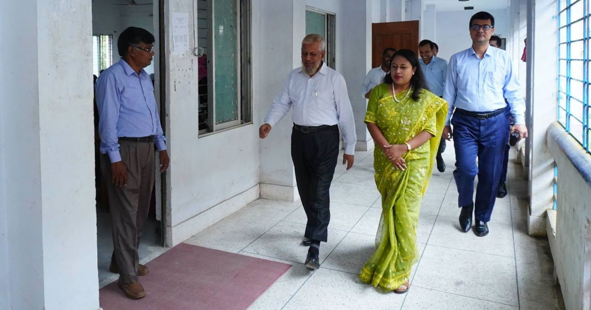শেরপুরে এইচএসসি পরীক্ষার হল পরিদর্শনে জেলা প্রশাসক