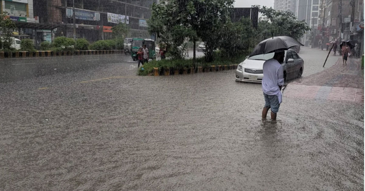 টানা বৃষ্টিতে তলিয়ে গেছে রাজধানীর অলিগলি, সীমাহীন দুর্ভোগ