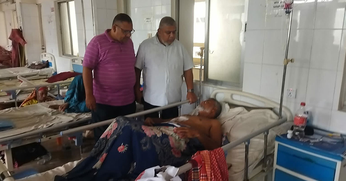 মানবাধিকার সংগঠক ঈসার শয্যাপাশে বিএনপি নেতা আনোয়ারুজ্জামান