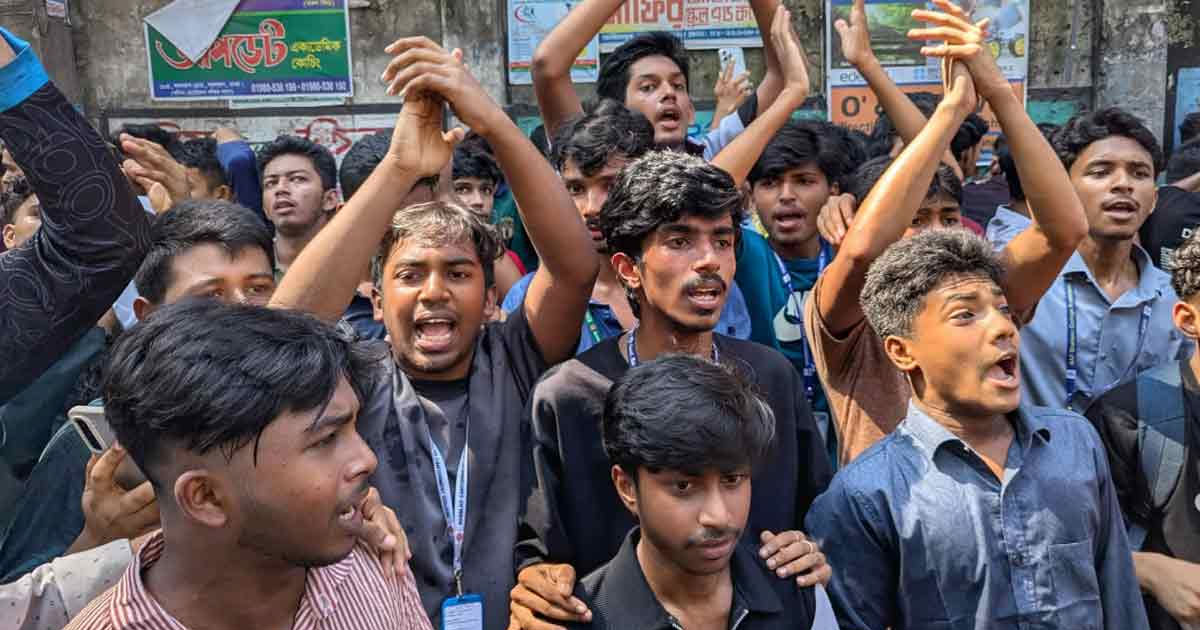 এবার ঢাকা শিক্ষাবোর্ড ঘেরাও করেছেন শিক্ষার্থীরা