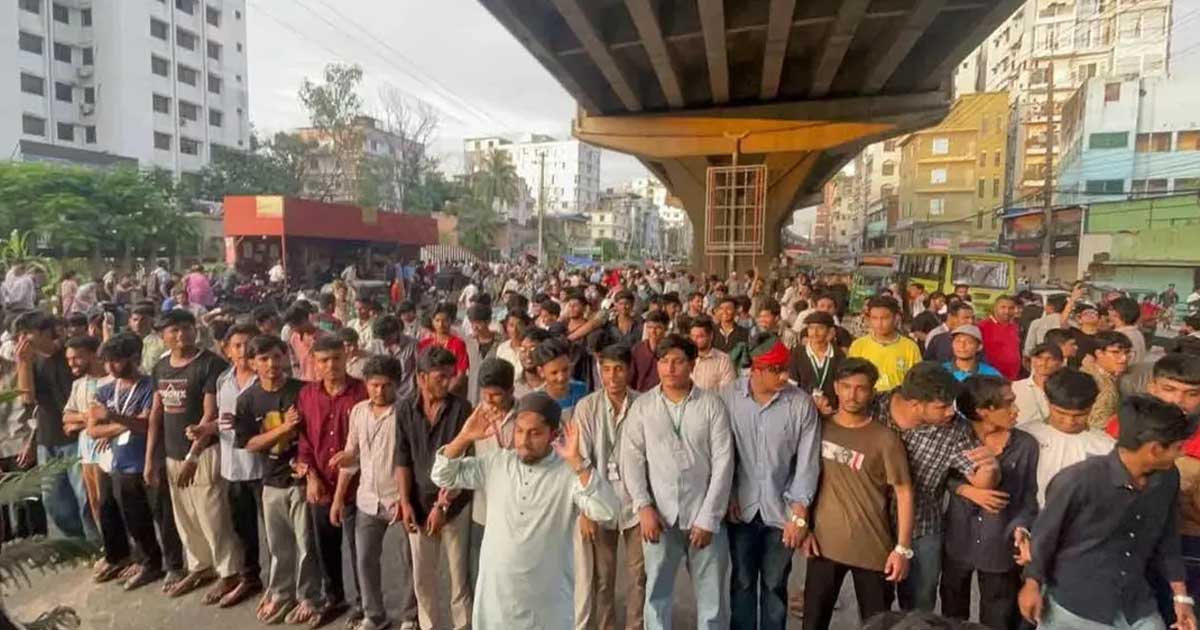 শিক্ষামন্ত্রীর গায়েবানা জানাজা পড়ল শিক্ষার্থীরা
