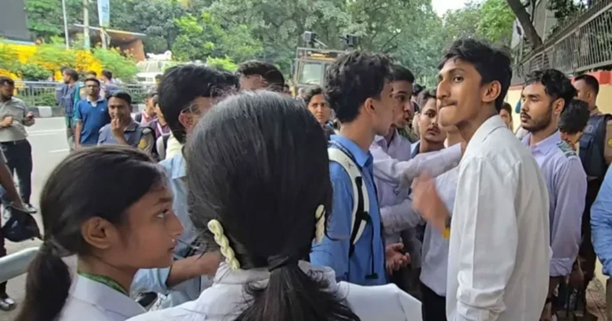 মন্ত্রীর পদত্যাগের দাবি বাদ, ছয় দফা দাবি নিয়ে সচিবালয়ে ৬ শিক্ষার্থী