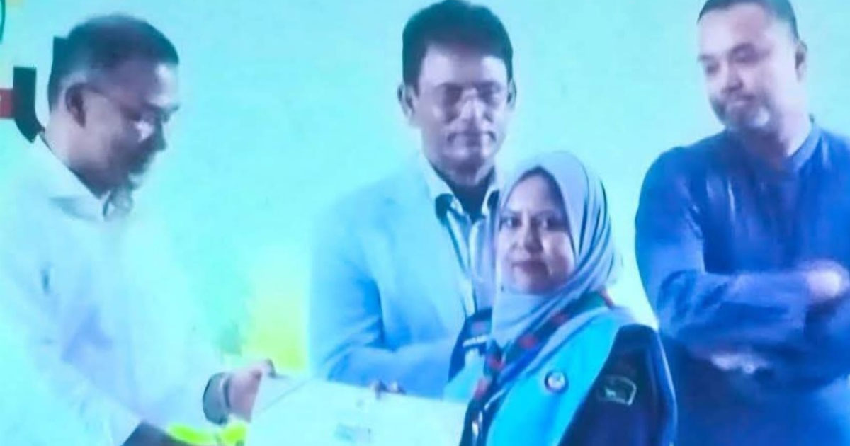 প্রধানমন্ত্রীর হাত থেকে রাষ্ট্রীয় সম্মাননা পেলেন ভাঙ্গার শিক্ষিকা চম্পা