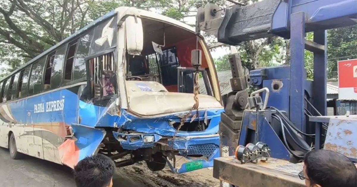 লাশবাহী অ্যাম্বুলেন্সের সঙ্গে বাসের সংঘর্ষে নিহত ২