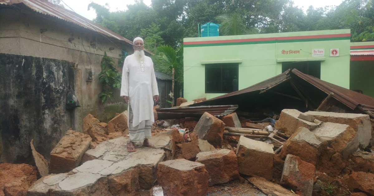 বেলাবোতে টানা বৃষ্টিতে বীর মুক্তিযোদ্ধার মাটির ঘর ধসে গেছে