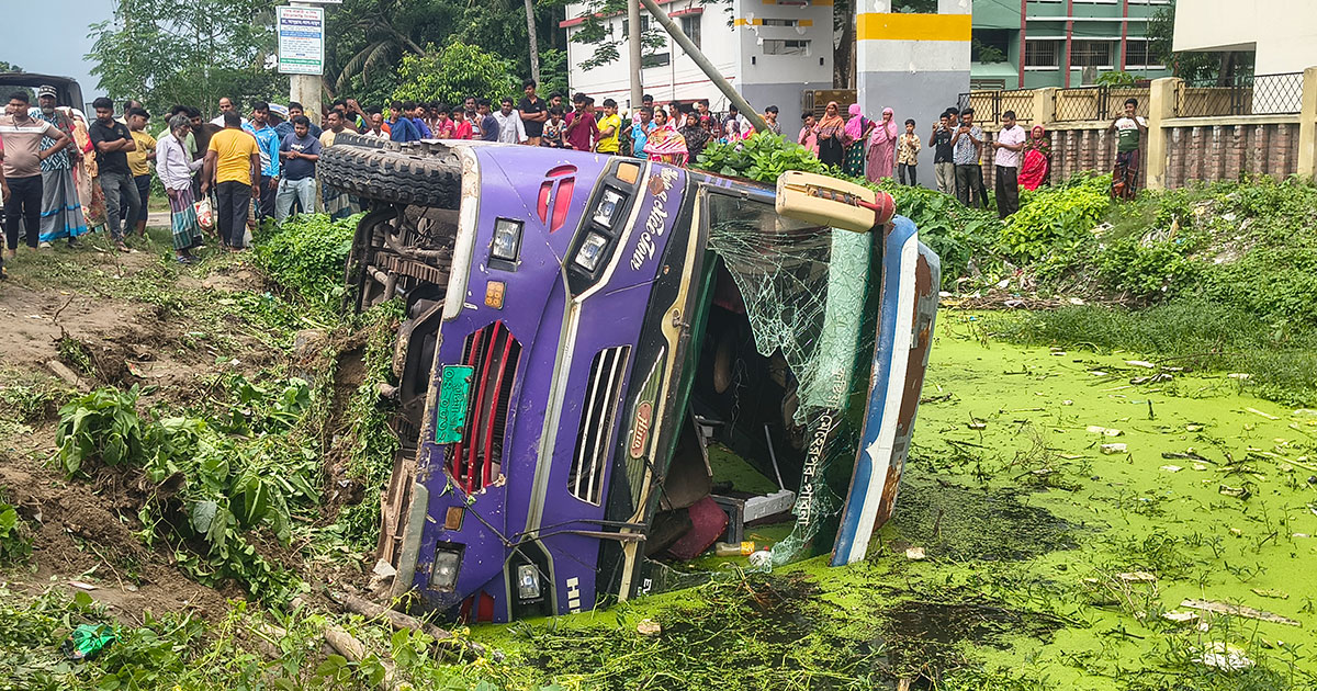 মেহেরপুরে কুষ্টিয়াগামী বাস উল্টে খাদে, আহত ১৫