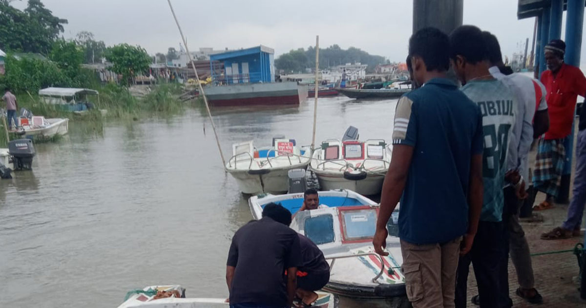 মানিকগঞ্জে স্পিডবোট ডাকাতি, ইঞ্জিন লুট