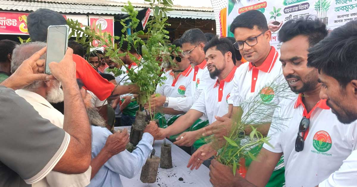 নওগাঁয় গাছের চারা বিতরণ, মাছের পোনা অবমুক্ত ও বর্জ্য ব্যবস্থাপনায় সচেতনতা