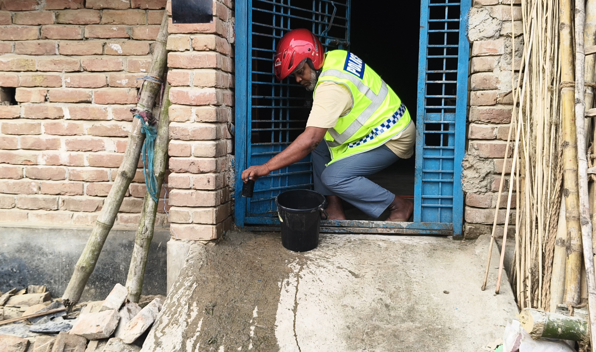 গাংনীতে পুলিশ কর্মকর্তার বাড়িসহ দুই স্থানে বোমা সদৃশ বস্তু উদ্ধার