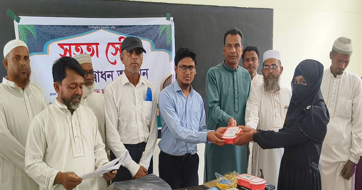 নওগাঁর বদলগাছীতে ‘সততা স্টোর’ উদ্বোধন ও শিক্ষা উপকরণ বিতরণ