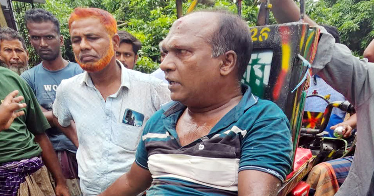 মাদক কারবারীকে গণধোলাই দিয়ে পুলিশে সোপর্দ