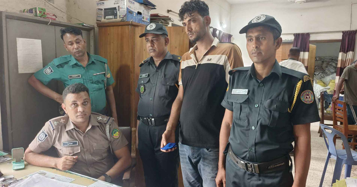 বন্দী স্ত্রীকে দেখতে এলেন স্বামী, ইয়াবাসহ ধরা