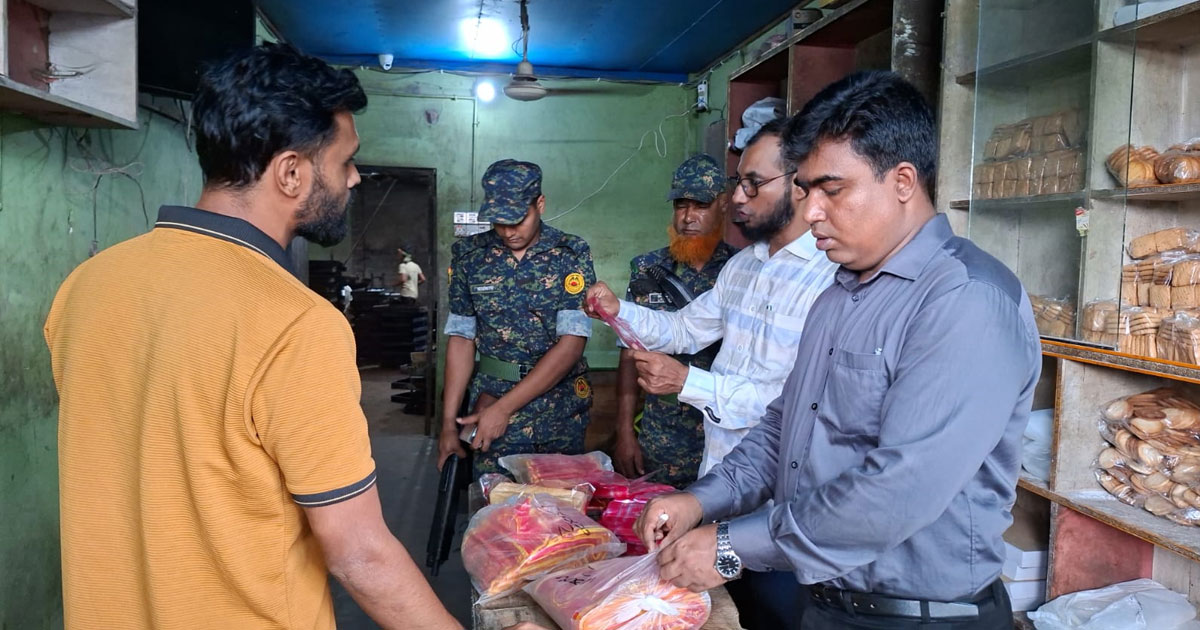 হাজীগঞ্জে ৩ প্রতিষ্ঠানকে ২০ হাজার টাকা জরিমানা