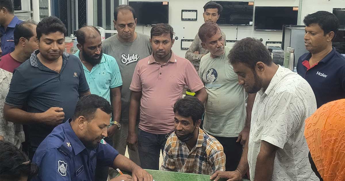 মেহেরপুরে ইলেক্ট্রনিক্স শোরুমে চাঁদা দাবির অভিযোগে যুবক আটক