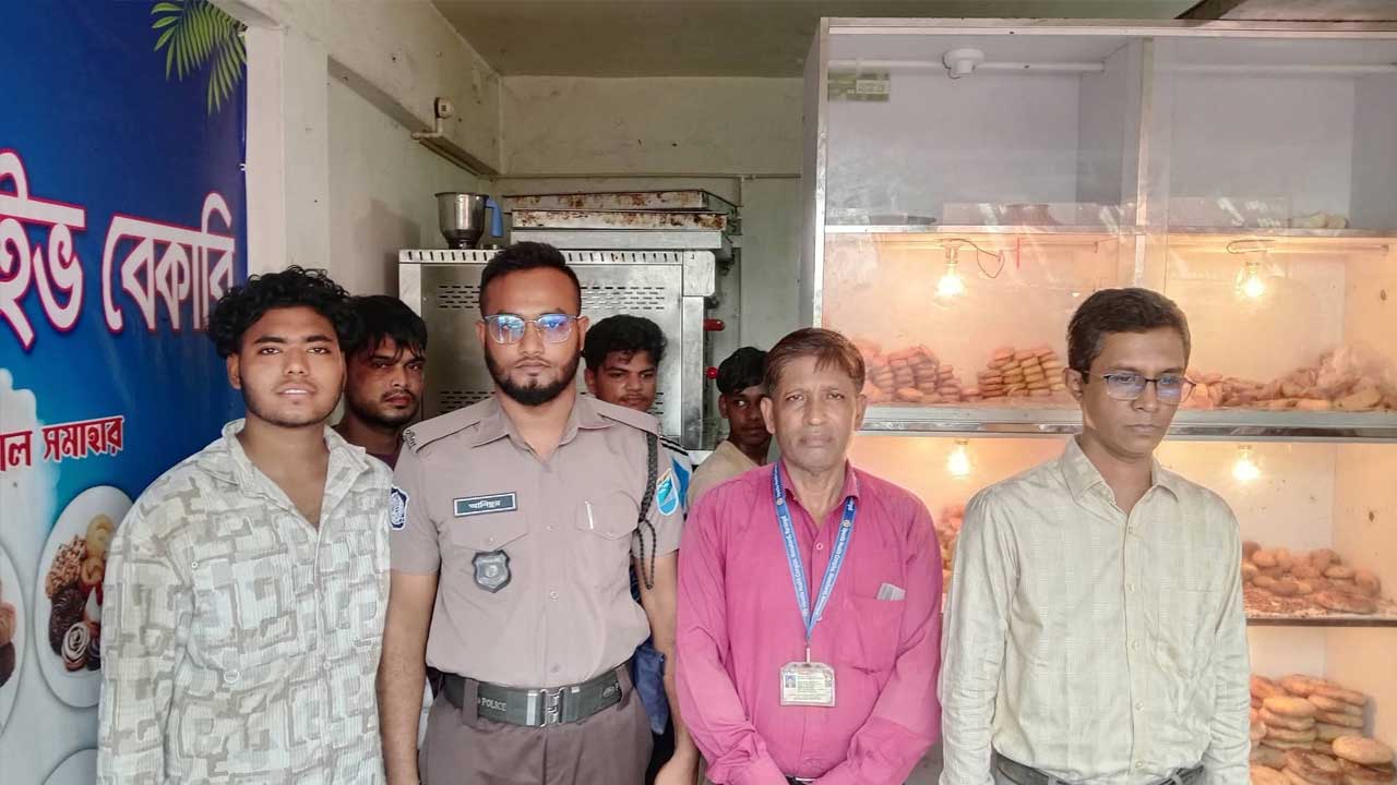 মনোহরদীতে অস্বাস্থ্যকর পরিবেশে খাদ্য উৎপাদনের দায়ে বেকারিকে জরিমানা