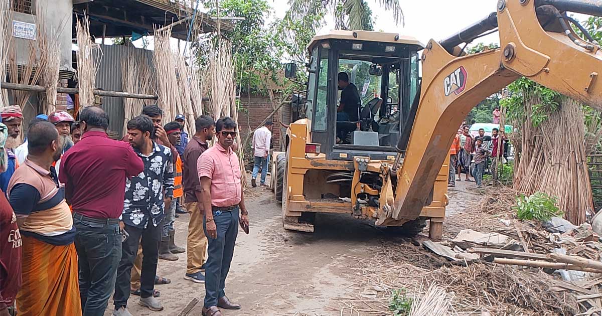 শৈলকুপায় সড়ক ও জনপথ বিভাগের উচ্ছেদ অভিযান