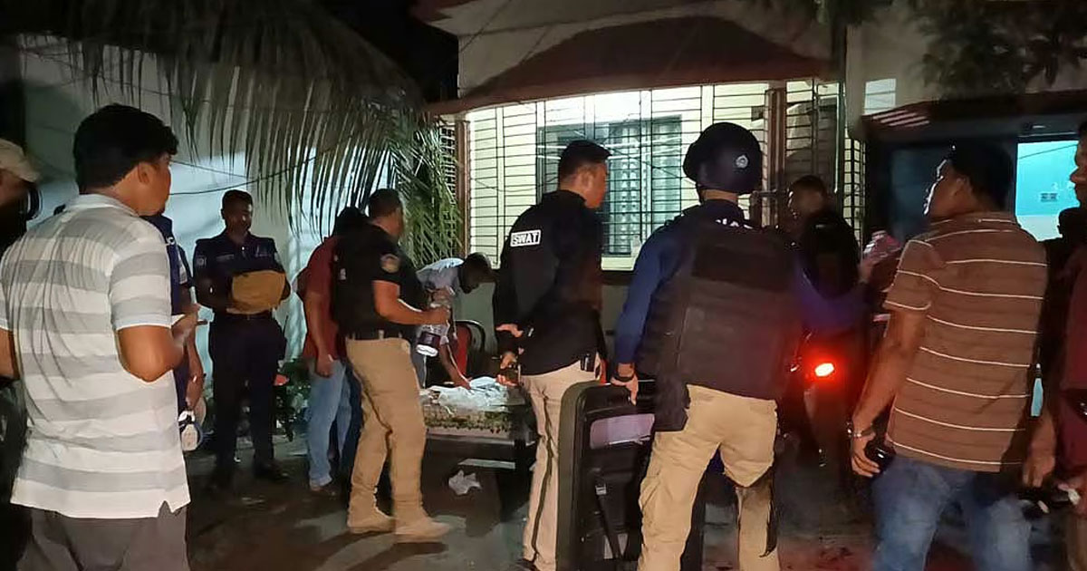 সাভারে ৫ হাতবোমা উদ্ধার, আরও বোমার সন্দেহে ঘেরাও এলাকা