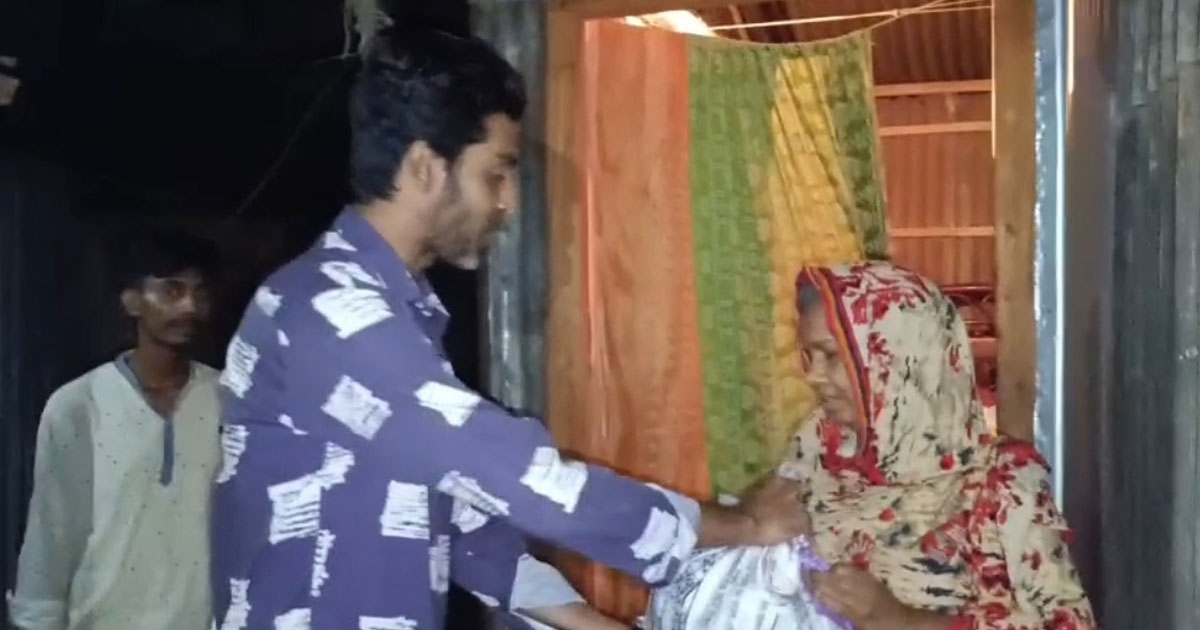 গভীর রাতে দুঃস্থদের বাড়িতে খাদ্যসামগ্রী নিয়ে হাজির শ্রমিকনেতা