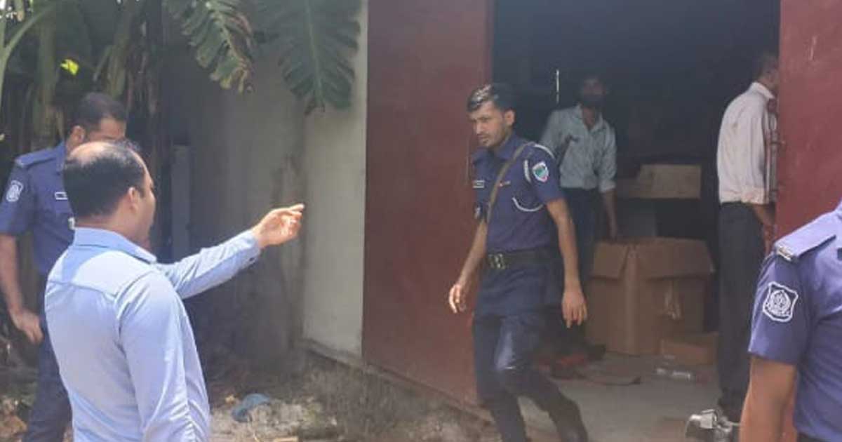 কুষ্টিয়ায় গরুর খামারে নকল সিগারেট কারখানা, ২ কোটি টাকার সিগারেট জব্দ