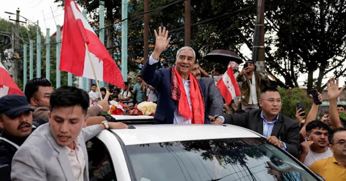 গ্রেপ্তারি পরোয়ানা মাথায় নিয়েই দেশে ফিরলেন নেপালের সাবেক প্রধানমন্ত্রী