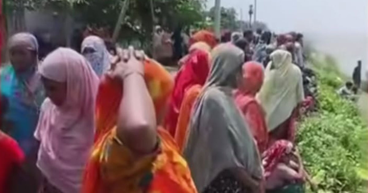 কুষ্টিয়ায় বালু বোঝাই ট্রলি উল্টে পদ্মায়, ১ শিশু নিখোঁজ