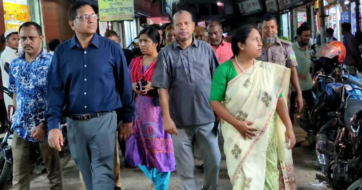 রাত ৮টার মধ্যে শপিংমল-দোকান বন্ধে ও প্রচারণায় জেলা প্রশাসক-পুলিশ সুপার