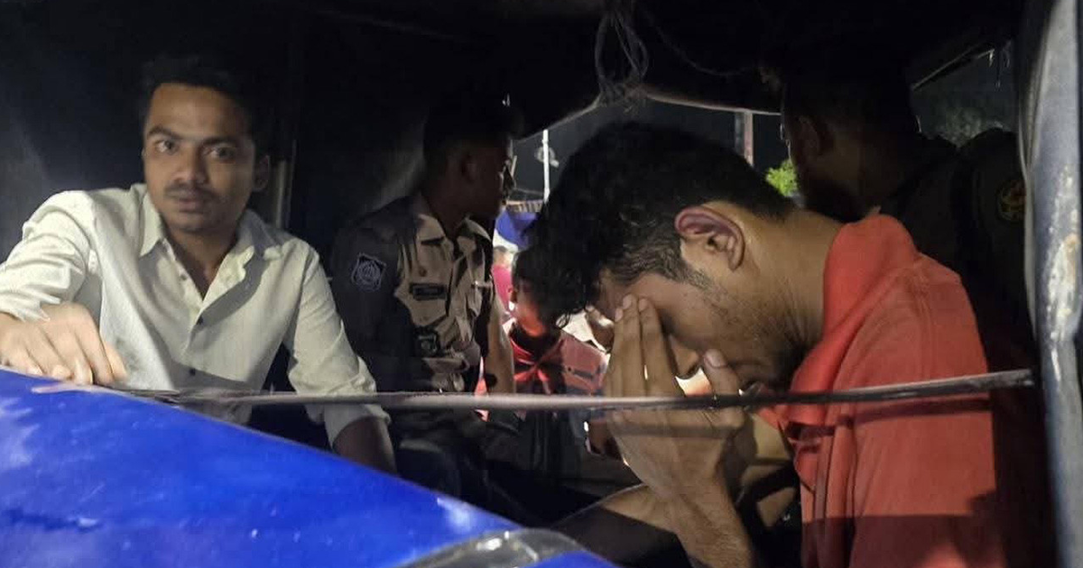 ঢাবি এলাকা থেকে ছাত্রলীগ সন্দেহে দুজন আটক