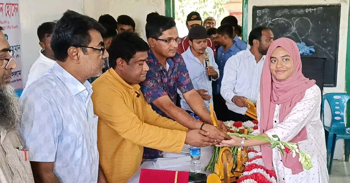 খোকসা পাইলট স্কুলে জিপিএ-৫ প্রাপ্তদের সম্মাননা ও ক্রেস্ট প্রদান