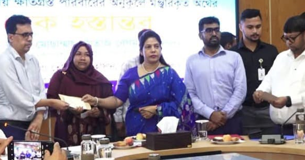 কুষ্টিয়ায় সড়ক দুর্ঘটনায় ক্ষতিগ্রস্তদের মাঝে চেক বিতরণ