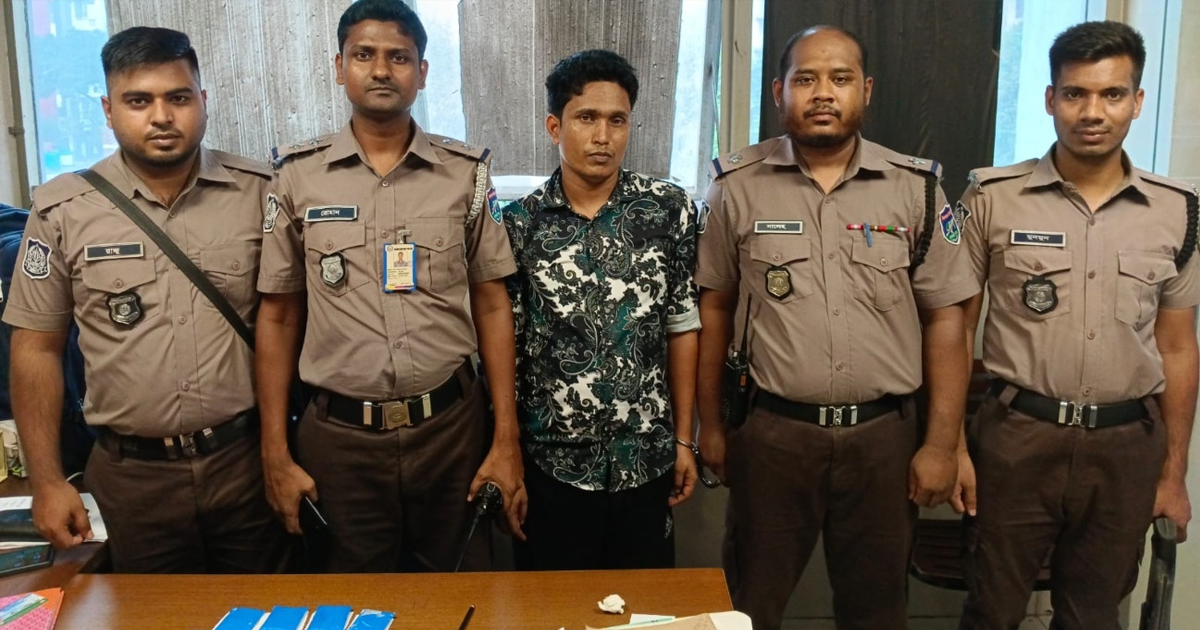 মেট্রো স্টেশন থেকে ইয়াবাসহ যাত্রী আটক