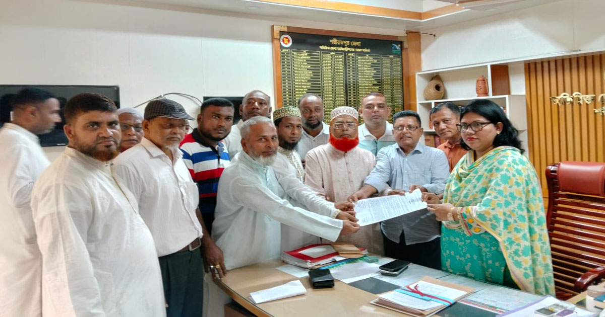 ৭ দফা দাবি বাস্তবায়নে আইনমন্ত্রীর হস্তক্ষেপ চেয়ে শরীয়তপুরে দলিল লেখকদের স্মারকলিপি