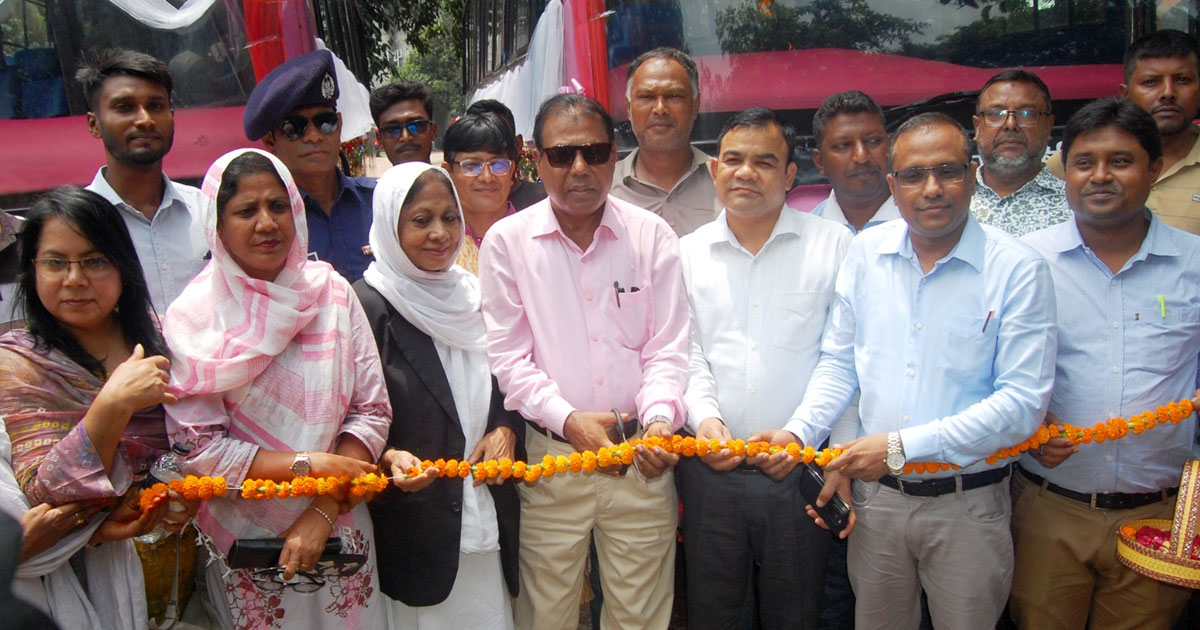 বগুড়ায় নারীদের জন্য ‘পিংক বাস’ উদ্বোধন, চালক-সহকারীও নারী