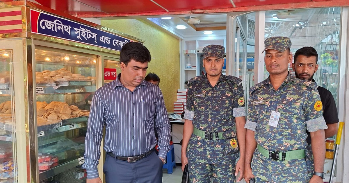 মিষ্টিতে পোকা ও অতিরিক্ত সেবামূল্য: চাঁদপুরে দুই প্রতিষ্ঠানকে জরিমানা