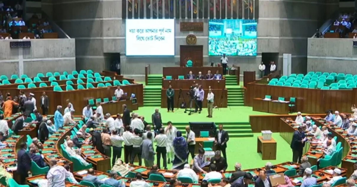 রাষ্ট্রপতি নির্বাচনে ভোট দিচ্ছেন সংসদ সদস্যরা