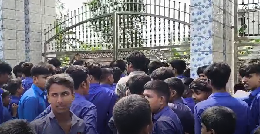 প্রধান শিক্ষকের ওপর হামলাকারীদের গ্রেপ্তারের দাবিতে শিক্ষার্থীদের বিক্ষোভ