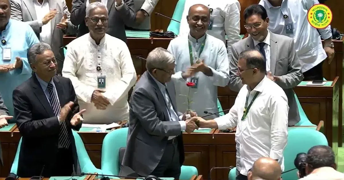 নবনির্বাচিত রাষ্ট্রপতিকে লাল গোলাপের শুভেচ্ছা জানালেন প্রধানমন্ত্রী