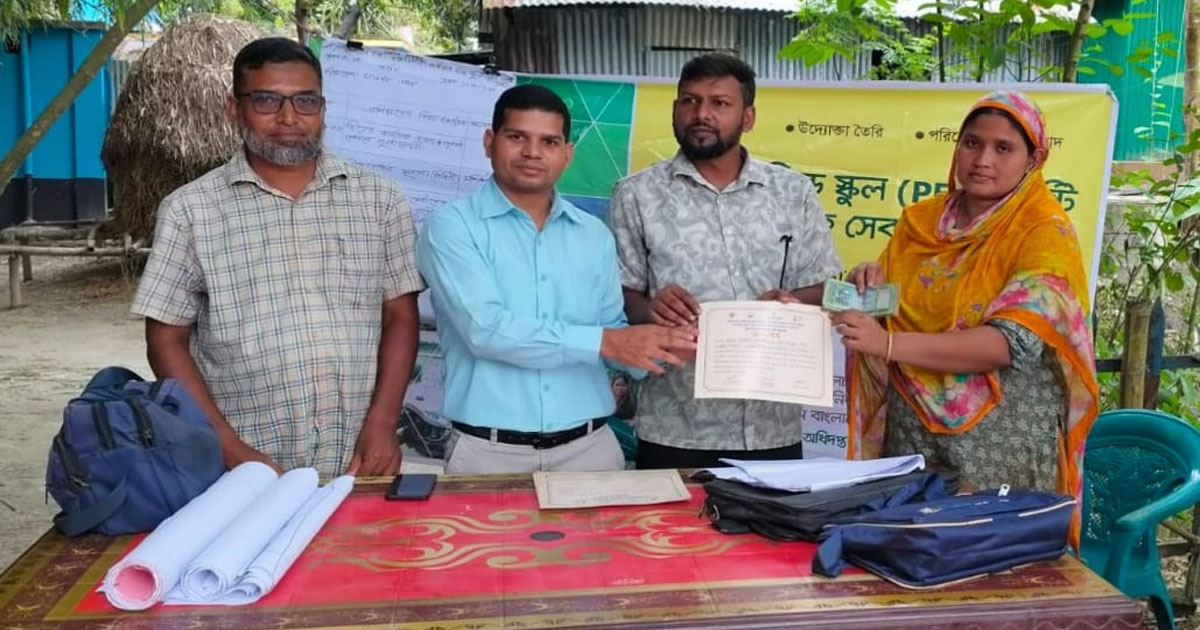 গাইবান্ধায় পার্টনার প্রকল্পের কৃষাণীদের মাঝে সার্টিফিকেট ও অর্থ বিতরণ