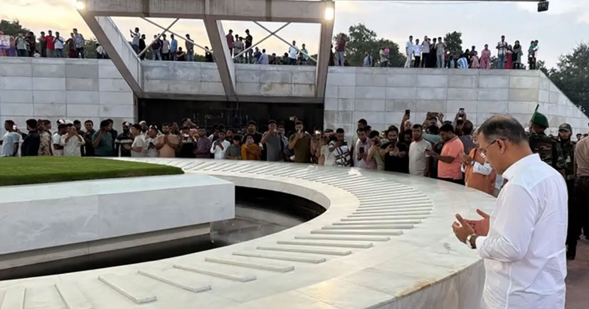 মা-বাবার কবর জিয়ারত করলেন প্রধানমন্ত্রী