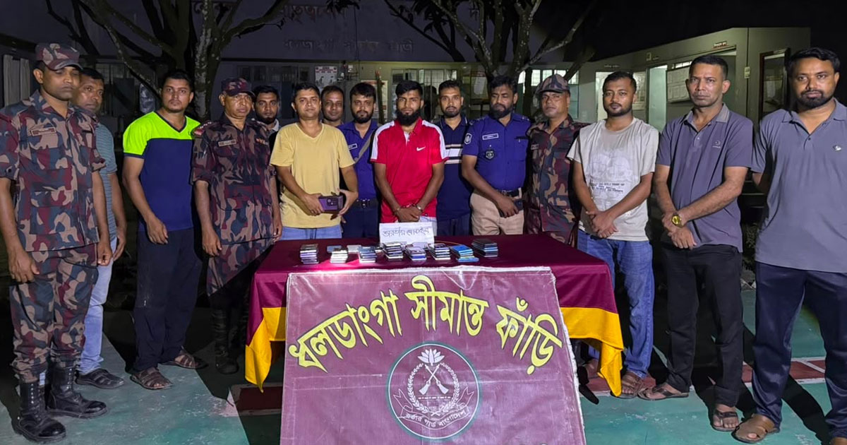 হাঁস-মুরগির খোঁয়াড়ে চোরাই মোবাইলের ‘গুদাম’, গ্রেপ্তার ১