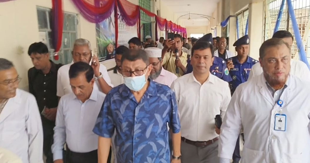 নওগাঁ জেনারেল হাসপাতালে স্বাস্থ্যমন্ত্রীর আকস্মিক পরিদর্শন,