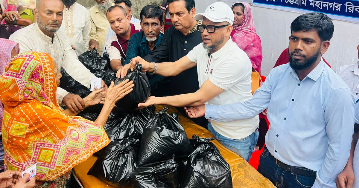 অতি বৃষ্টিতে ক্ষতিগ্রস্ত ৪০০ পরিবারকে চট্টগ্রাম মহানগর রিকশা শ্রমিক দলের  চাল বিতরণ