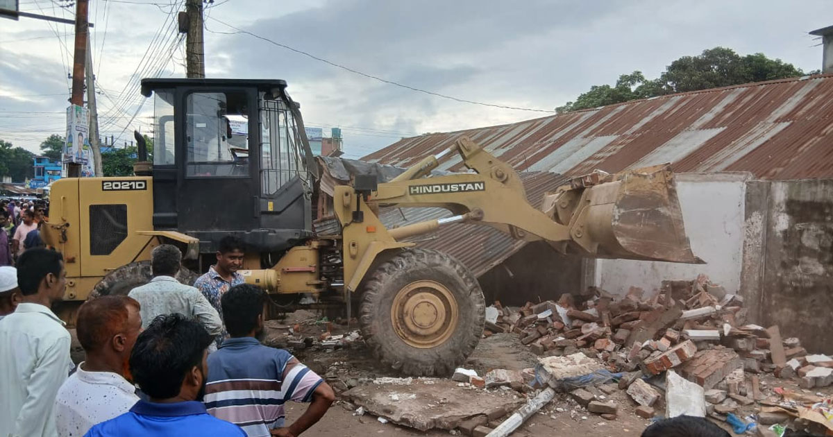 চাঁদপুর-কুমিল্লা মহাসড়কে গুঁড়িয়ে দেওয়া হলো দুই শতাধিক অবৈধ স্থাপনা